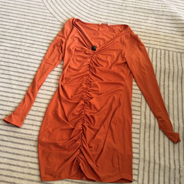 Oranges Kleid mit Raffung
