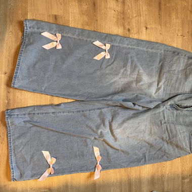 Blaue Jeans Mit Pinken Schleifen