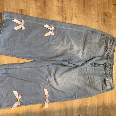 Blaue Jeans Mit Pinken Schleifen