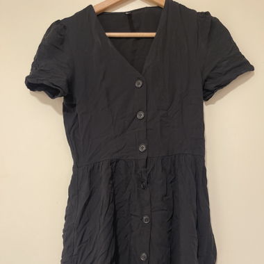 Robe noire boutons noirs