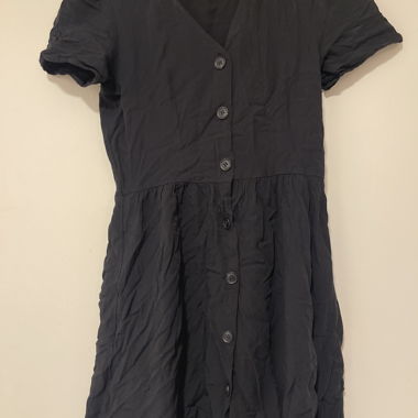 Robe noire boutons noirs