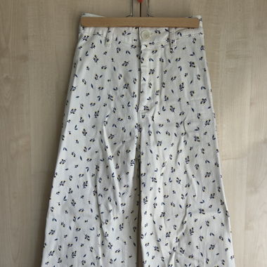 Jeans mit Blumenmuster