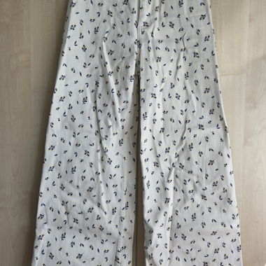 Jeans mit Blumenmuster