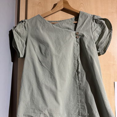 Blouse vert pâle à boutonnière