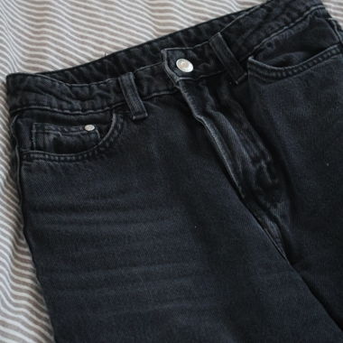 Jeans neri a gamba larga