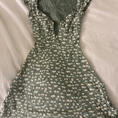 Abito floreale verde di Bershka