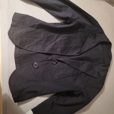 Schwarzer Blazer mit Streifenmuster ärmel