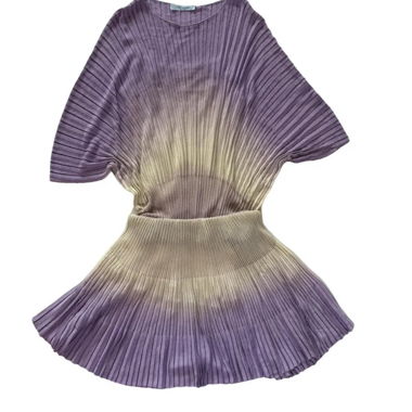 Kreationskleid mit violettem Plissee