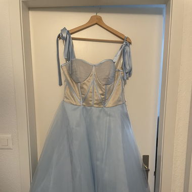 Hellblaues Ballkleid