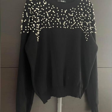 Pull avec perles.
