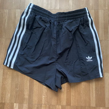 kurze Adidas Hose