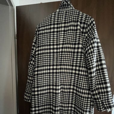 Weiss/schwarzer Mantel 