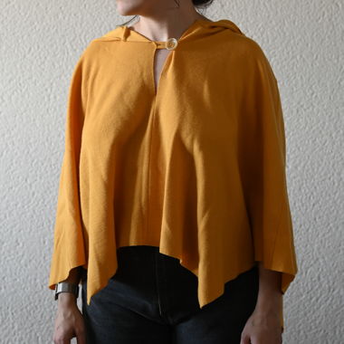 Gelber Poncho