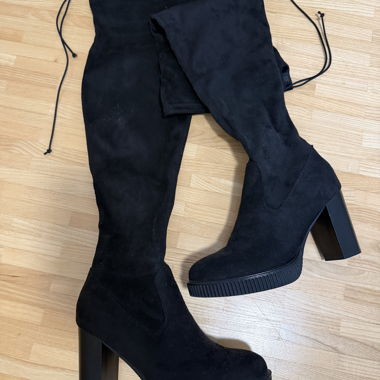 Schwarze Overknee-Stiefel