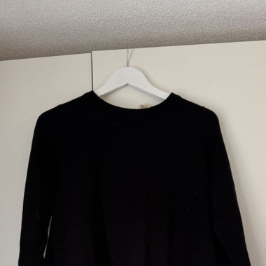 verspielter schwarzer Pullover mit Spitzendetails