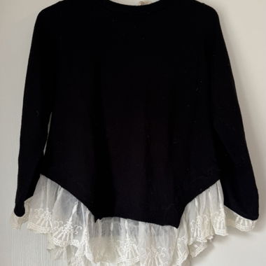 verspielter schwarzer Pullover mit Spitzendetails