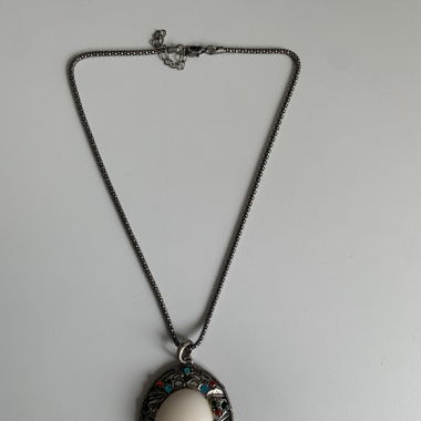 Collier pierre blanche 