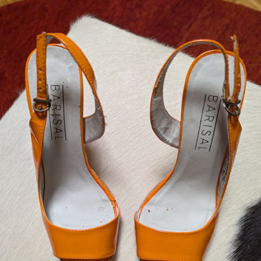 Leuchtend orangefarbene Slingback-Schuhe