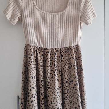 Vestito beige con top a coste e gonna floreale