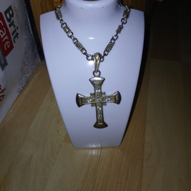 Gold-coloured cross chain