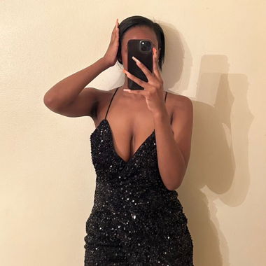 Robe noire courte – décolleté & sequins brillants