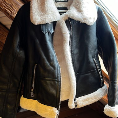Schwarze Jacke aus Kunstleder 