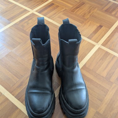 Tamaris chunky plateau boots 39