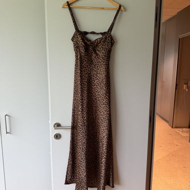 Robe longue léopard satinée