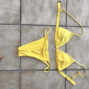 Gelbes Bikini