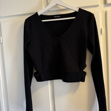 Crop top con ritagli