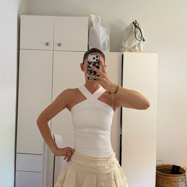 Haut blanc à encolure en collerette
