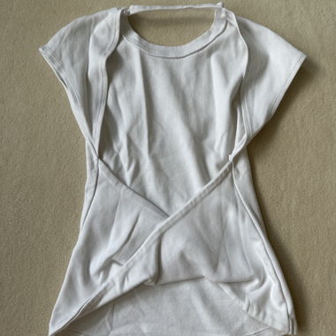 Weisses Rückenfreies T-Shirt