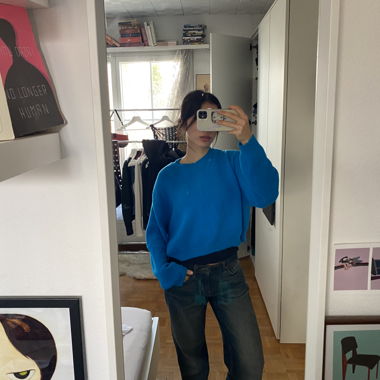 Pull court bleu vif