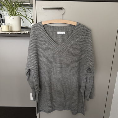 Grauer Strickpullover von Stradivarius