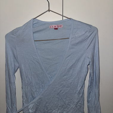 Hellblaue Wickelbluse