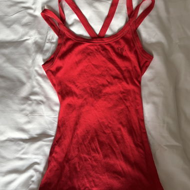 Haut rouge dos nu