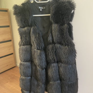 Black false fur Gilet MISSGUIDED