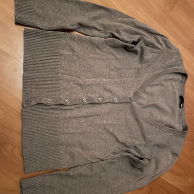 Grauer Cardigan mit Knöpfen