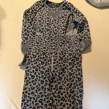 Completo sportivo con stampa leopardata