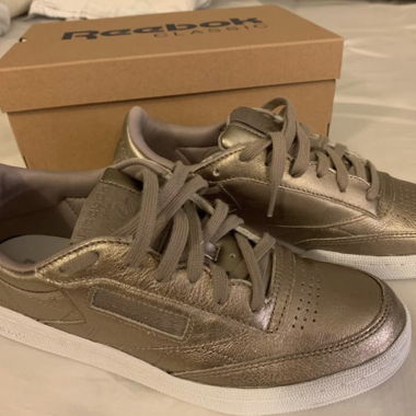 Goldene Reebok Classic Sneaker