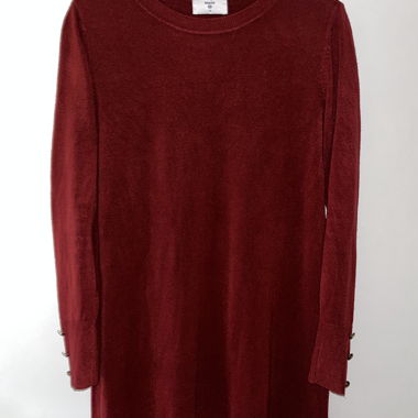 Bordeauxrotes Strickkleid mit Knöpfen