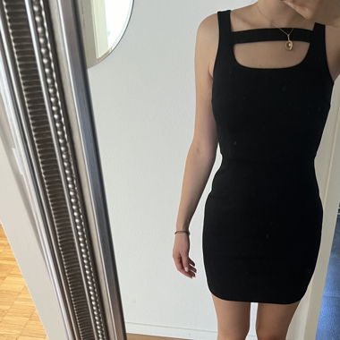 Schwarzes Kleid