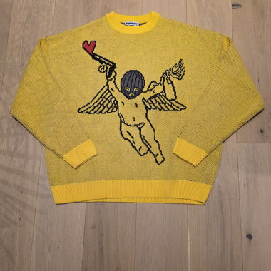 Gelber Strickpullover mit Engel
