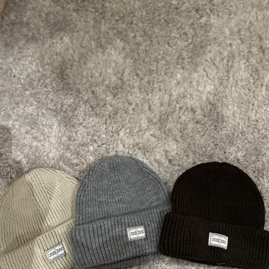 Schwarze, graue und beige Mützen 