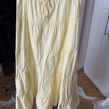 Jupe jaune avec volants