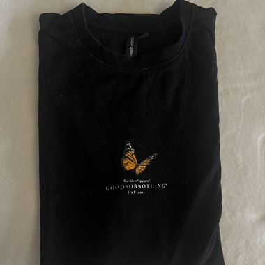 T-shirt nero con farfalla