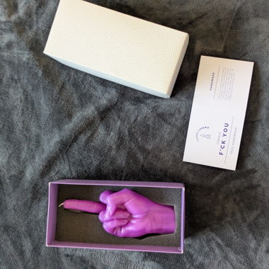 Candela a mano viola "Fuck You"