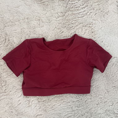 Bordeauxrotes Sport-Crop-Top mit kurzen Ärmeln