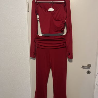 Completo rosso cut-out