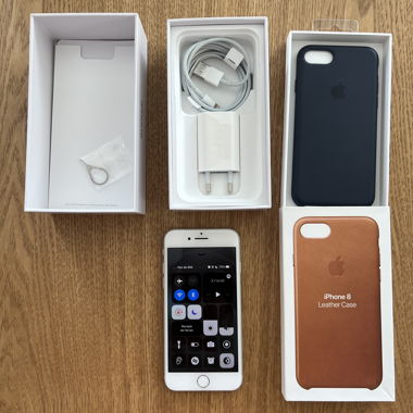 iPhone 8 mit neuen Zubehörteilen
